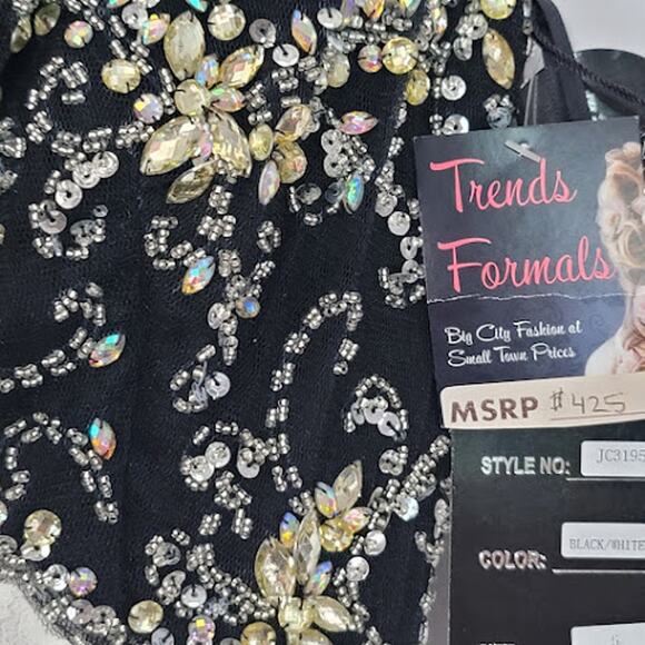 Gown- NWT- White Lace- Embroidered- Size 6 - Picture 6 of 10